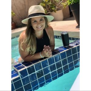 Meet your Posher, Hilary